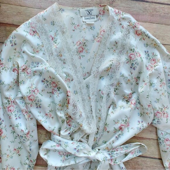 Valentino Intimo Robe Size Small Neiman Marcus White Floral Lace - Picture 3 of 9
